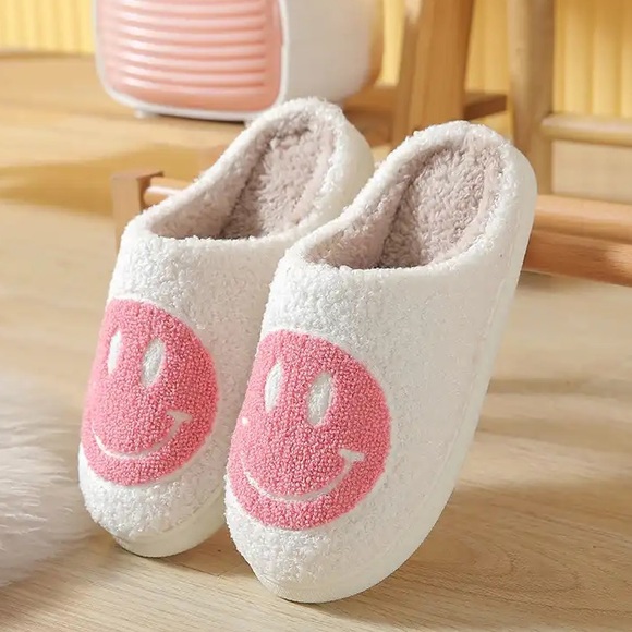 pink trendy smiley face slippers - Picture 1 of 7